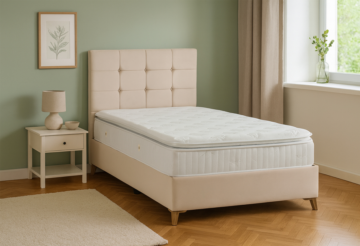 Απεικονίζεται το κρεβάτι σε ένα υπνοδωμάτιο.